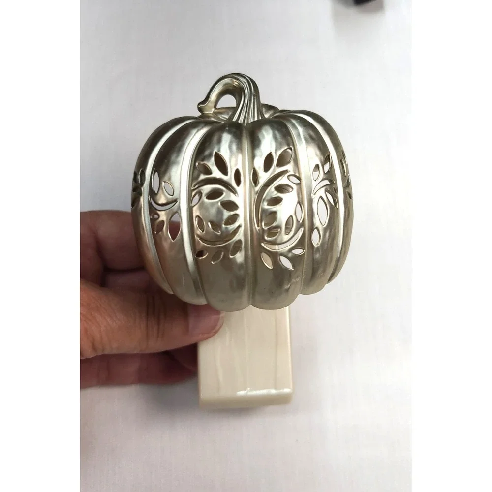 Bath & Body Works Wallflower Fragrance Plug Pumpkin Lights Up